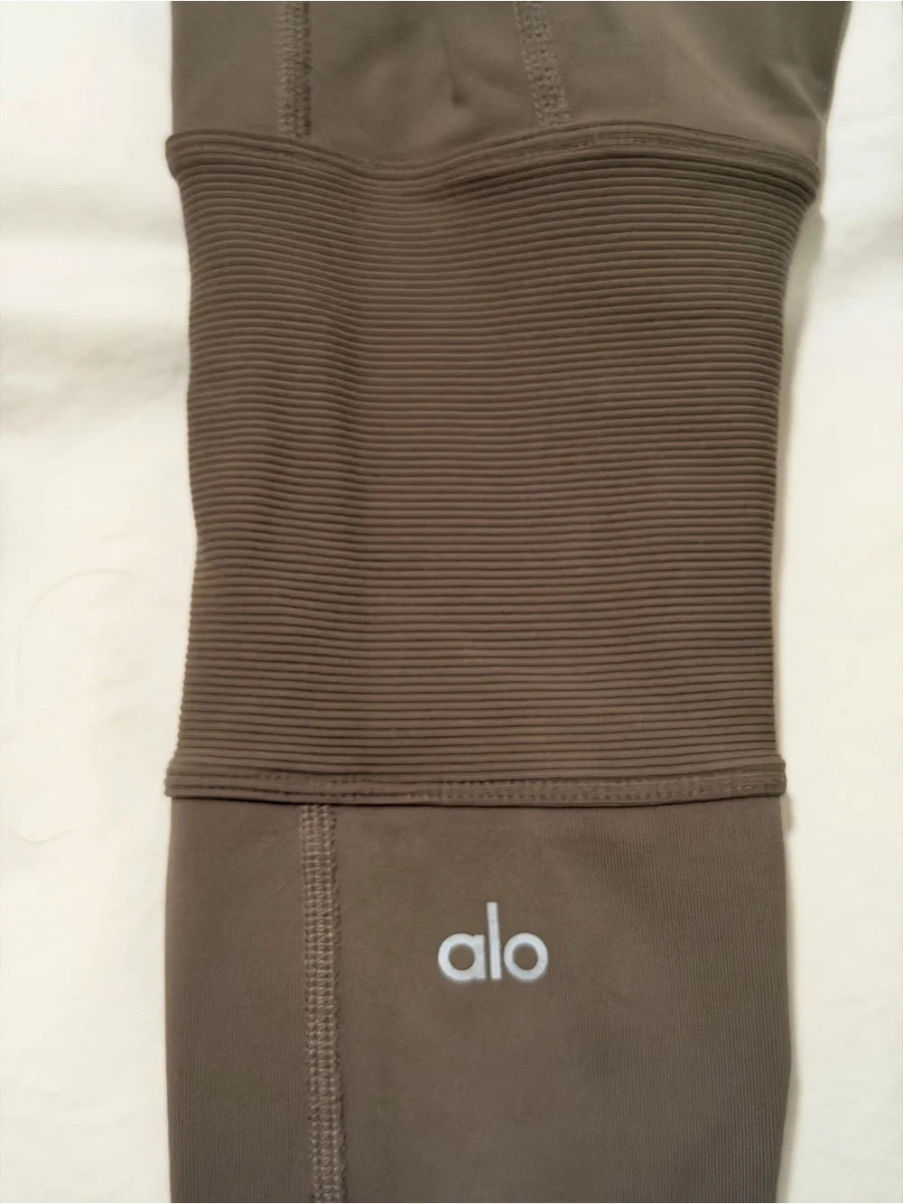 $134 ALO YOGA GREEN Avenue LEGGINGS SIZE XS